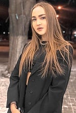 Ukrainian mail order bride Anastasia from Milan with light brown hair and hazel eye color - image 3