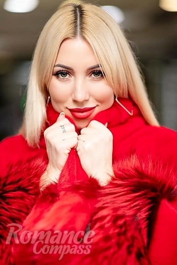 Ukrainian mail order bride Mariia from Munich with blonde hair and green eye color - image 1