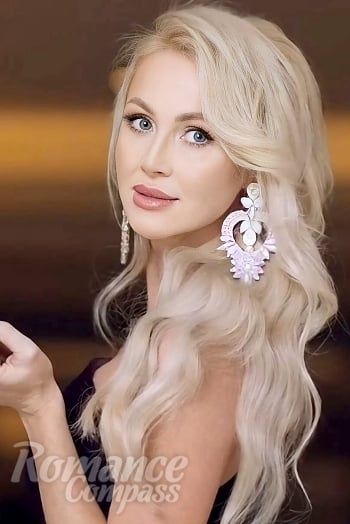 Ukrainian mail order bride Olga from Valencia with blonde hair and green eye color - image 1