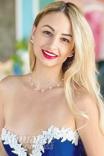 Ukrainian mail order bride Iuliia from Kyiv with blonde hair and brown eye color - image 1