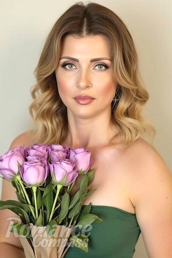 Ukrainian mail order bride Victoria from Berdychiv with light brown hair and green eye color - image 1