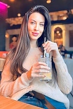 Ukrainian mail order bride Daria from Hamburg with brunette hair and green eye color - image 2