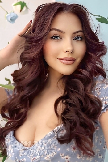 Ukrainian mail order bride Olesya from Paris with light brown hair and green eye color - image 1