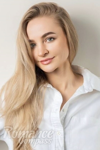 Ukrainian mail order bride Inna from London with blonde hair and green eye color - image 1
