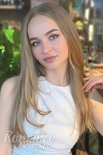 Ukrainian mail order bride Inna from London with blonde hair and green eye color - image 1