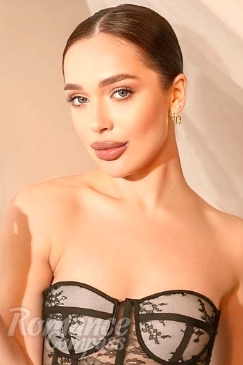 Ukrainian mail order bride Daria from Odesa with brunette hair and blue eye color - image 1