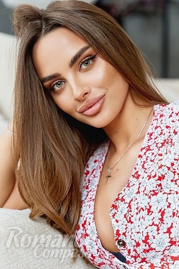 Ukrainian mail order bride Karyna from Kyiv with light brown hair and green eye color - image 1