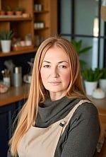 Ukrainian mail order bride Elena from New Orleans with light brown hair and brown eye color - image 10