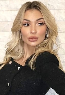 Maryna, 28 y.o. from Ottawa, Canada