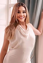 Ukrainian mail order bride Hanna from Kyiv with light brown hair and green eye color - image 4