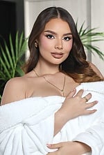 Ukrainian mail order bride Isabela from Bogotá with light brown hair and brown eye color - image 2