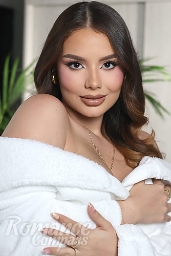 Ukrainian mail order bride Isabela from Bogotá with light brown hair and brown eye color - image 1