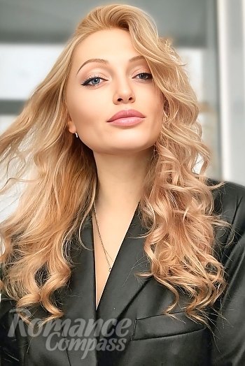 Ukrainian mail order bride Yulia from Kyiv with blonde hair and green eye color - image 1