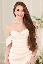 Ukrainian mail order bride Daria from Kyiv with light brown hair and green eye color - image 2