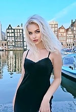 Ukrainian mail order bride Yuliia from London with blonde hair and green eye color - image 3