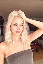 Ukrainian mail order bride Yuliia from London with blonde hair and green eye color - image 4
