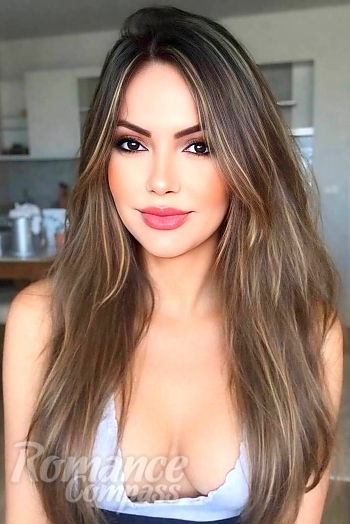 Ukrainian mail order bride Lais from Brasília with light brown hair and black eye color - image 1