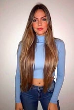 Ukrainian mail order bride Lais from Brasília with light brown hair and black eye color - image 4