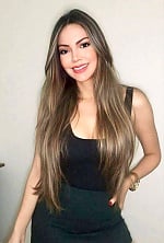 Ukrainian mail order bride Lais from Brasília with light brown hair and black eye color - image 2