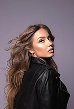 Ukrainian mail order bride Anna from Kyiv with light brown hair and brown eye color - image 4