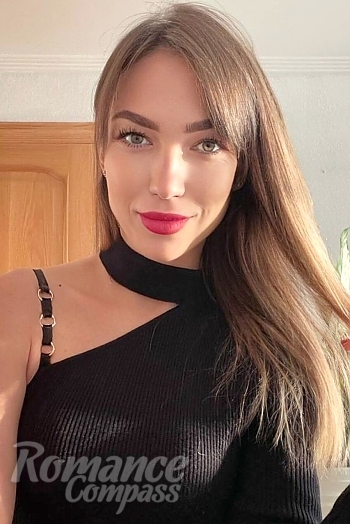 Ukrainian mail order bride Alyona from Valencia with light brown hair and green eye color - image 1