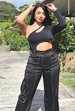 Ukrainian mail order bride Derling from San José with black hair and brown eye color - image 5