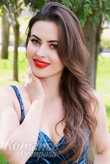Ukrainian mail order bride Julia from Kharkiv with brunette hair and grey eye color - image 1