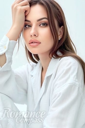 Ukrainian mail order bride Zhanna from Florida with brunette hair and green eye color - image 1