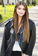 Ukrainian mail order bride Mariana from Kryvyi Rih with light brown hair and green eye color - image 4