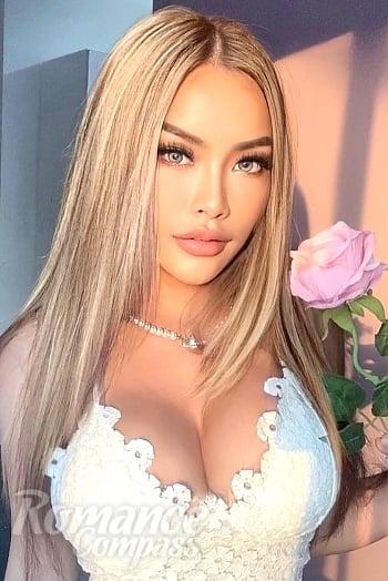 Ukrainian mail order bride Patcharaphorn from Phuket with brunette hair and brown eye color - image 1