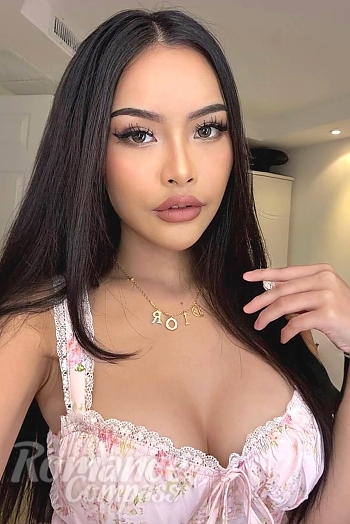 Ukrainian mail order bride Patcharaphorn from Phuket with brunette hair and brown eye color - image 1