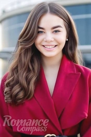 Ukrainian mail order bride Dariia from Kyiv with light brown hair and grey eye color - image 1