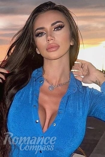 Ukrainian mail order bride Lieila from Las Vegas with brunette hair and green eye color - image 1