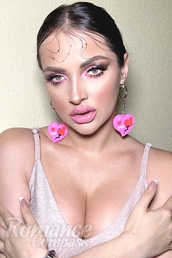 Ukrainian mail order bride Yuliya from Odesa with black hair and green eye color - image 1