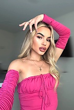 Ukrainian mail order bride Yullia from Ottawa with light brown hair and brown eye color - image 2