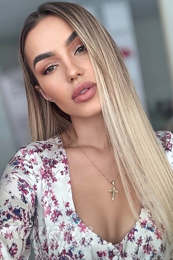 Ukrainian mail order bride Yullia from Ottawa with light brown hair and brown eye color - image 1