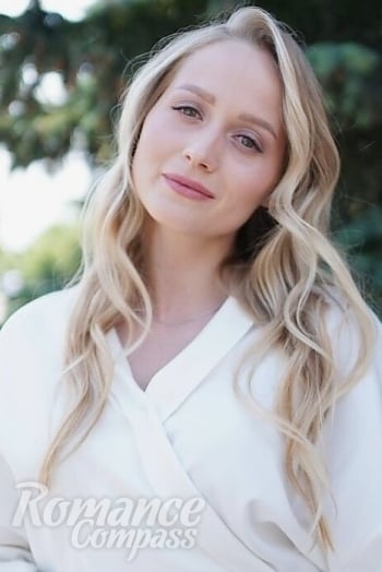 Ukrainian mail order bride Yana from Madrid with blonde hair and green eye color - image 1
