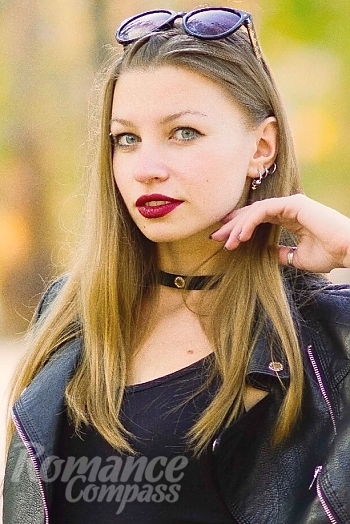 Ukrainian mail order bride Alina from Poltava with light brown hair and green eye color - image 1