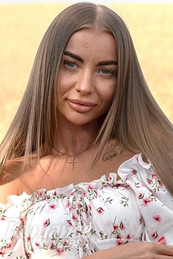 Ukrainian mail order bride Alina from Kyiv with light brown hair and green eye color - image 1