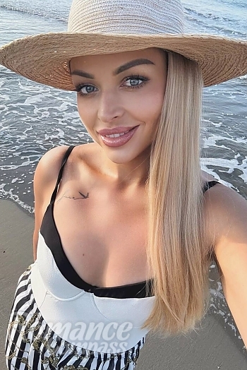 Ukrainian mail order bride Alina from Rome with light brown hair and green eye color - image 1