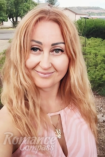 Ukrainian mail order bride Anzhela from Las Vegas with blonde hair and green eye color - image 1