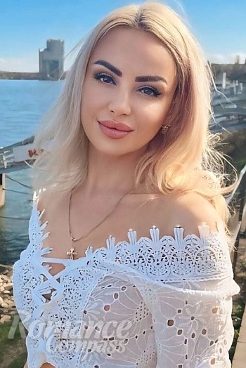 Ukrainian mail order bride Julia from Los Angeles with light brown hair and hazel eye color - image 1