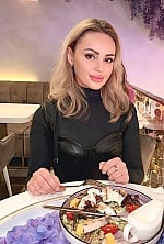 Ukrainian mail order bride Julia from Los Angeles with light brown hair and hazel eye color - image 4
