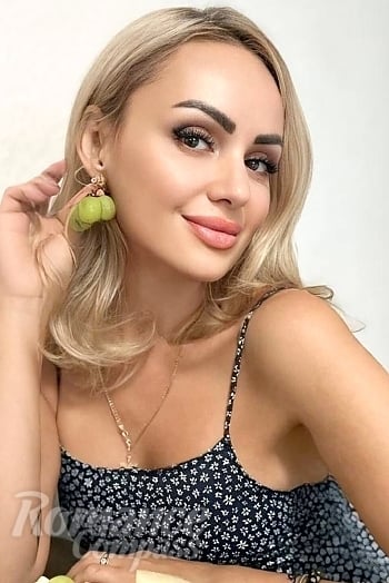 Ukrainian mail order bride Julia from Los Angeles with light brown hair and hazel eye color - image 1