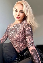 Ukrainian mail order bride Julia from Los Angeles with light brown hair and hazel eye color - image 2