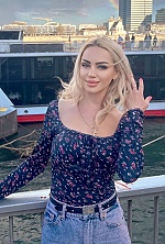 Ukrainian mail order bride Julia from Los Angeles with light brown hair and hazel eye color - image 7