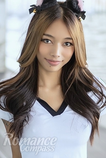 Ukrainian mail order bride Pawanrat from Bangkok with auburn hair and brown eye color - image 1