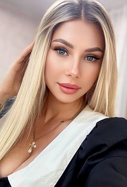 Elena, 34 y.o. from Paris, France