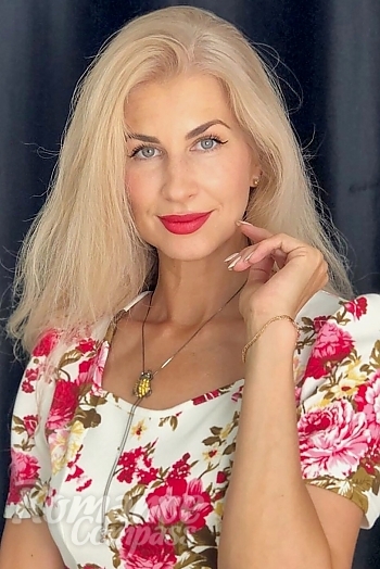 Ukrainian mail order bride Nina from Temirtau with blonde hair and green eye color - image 1