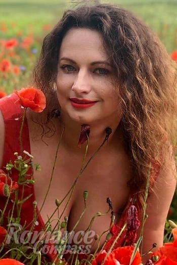 Ukrainian mail order bride Nataliia from Toronto with brunette hair and blue eye color - image 1